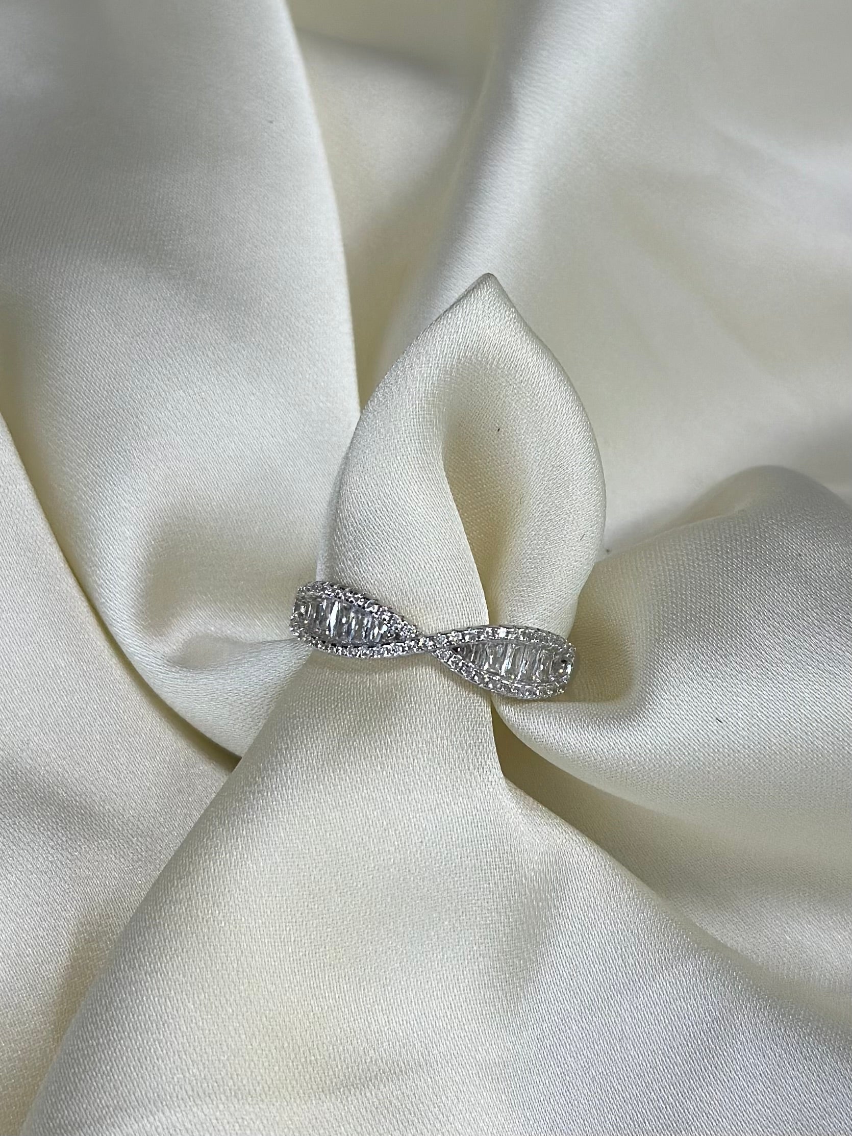 INFINITY RING WITH CRYSTALS