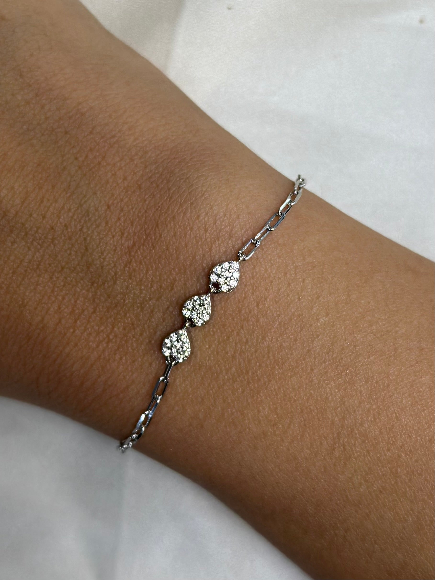 DELICATE BRACELET WITH THREE SMALL HEARTS