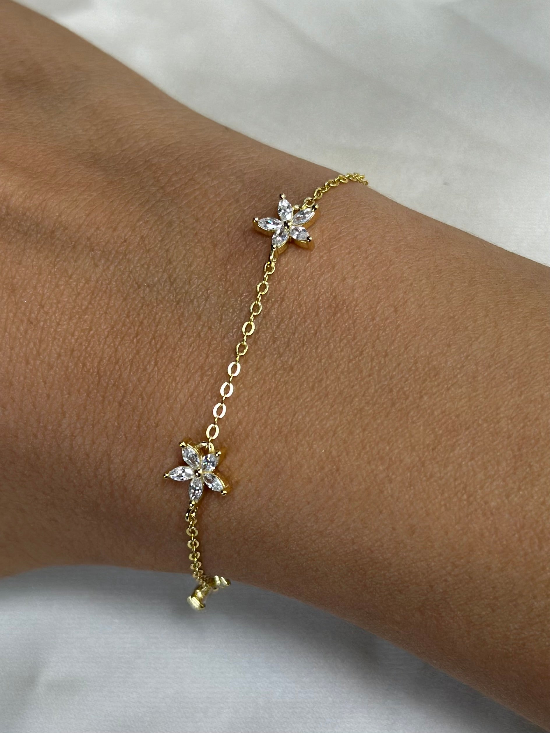 FLOWER BRACELET DECORATED WITH CRYSTALS