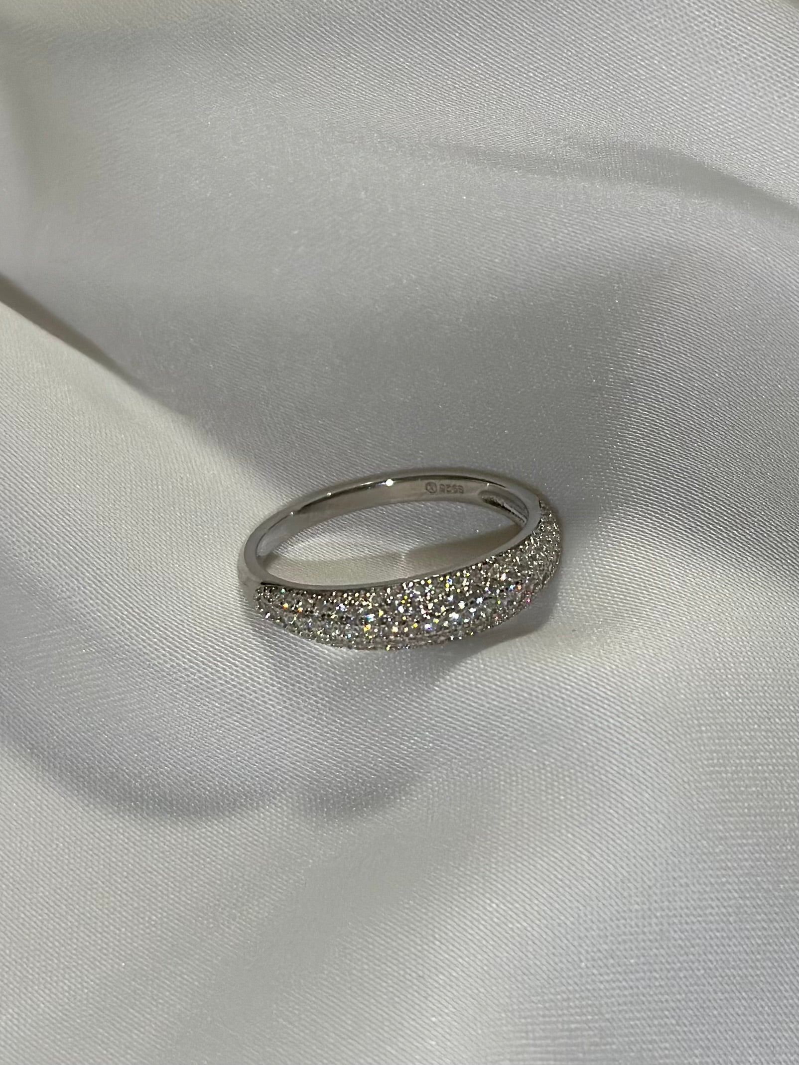 CLASSIC RING WITH ZIRCONS