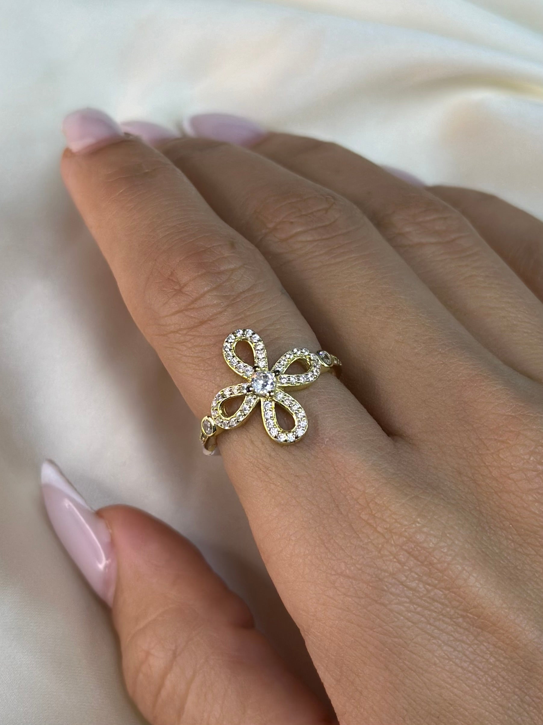 FLOWER RING WITH A SMALL ZIRCON IN THE MIDDLE