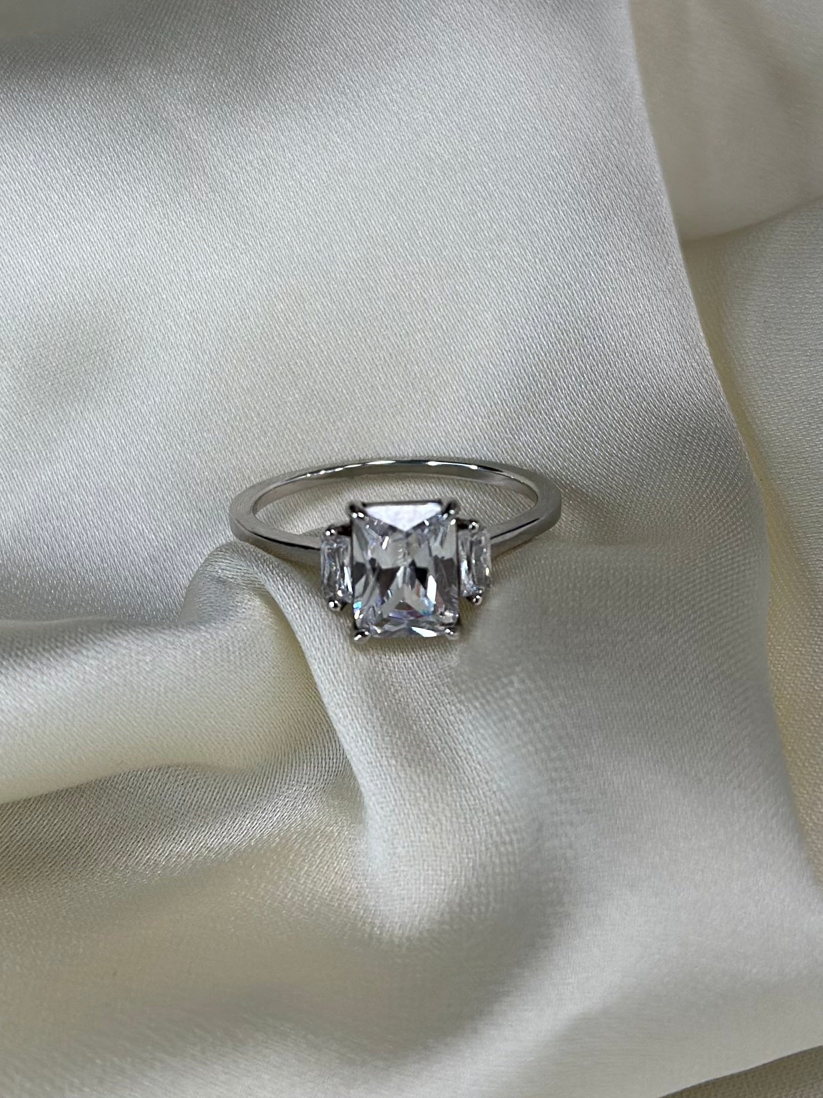 CLASSIC RING WITH THREE CRYSTALS